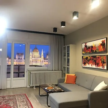 Parliament View Cozy With Balcony
